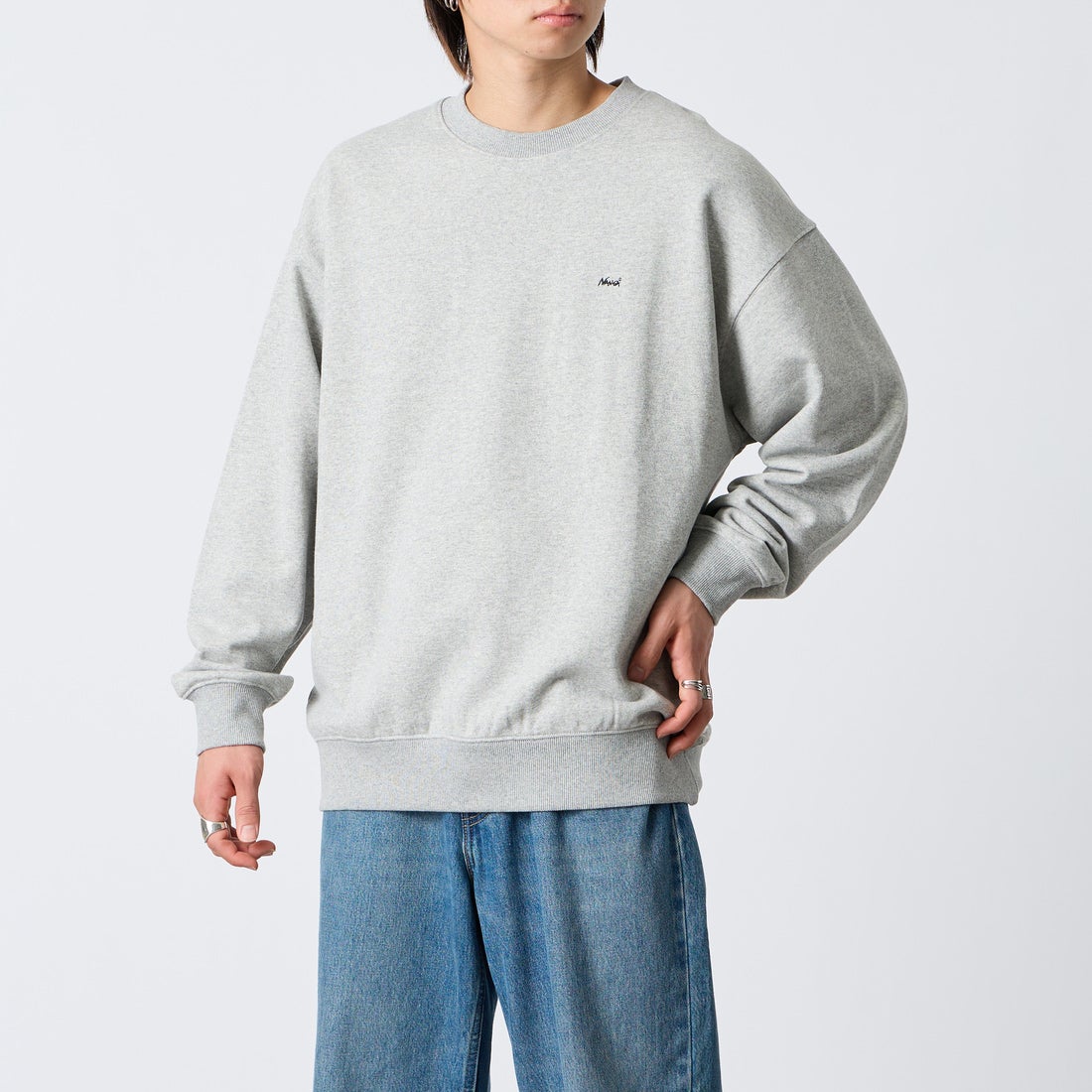 JEANSFACTORY × NANGA [ジーンズファクトリー × ナンガ] 別注 バーティカルロゴスウェット [NW2607-JF] GRAY &&モデル身長：177cm 着用サイズ：L&&