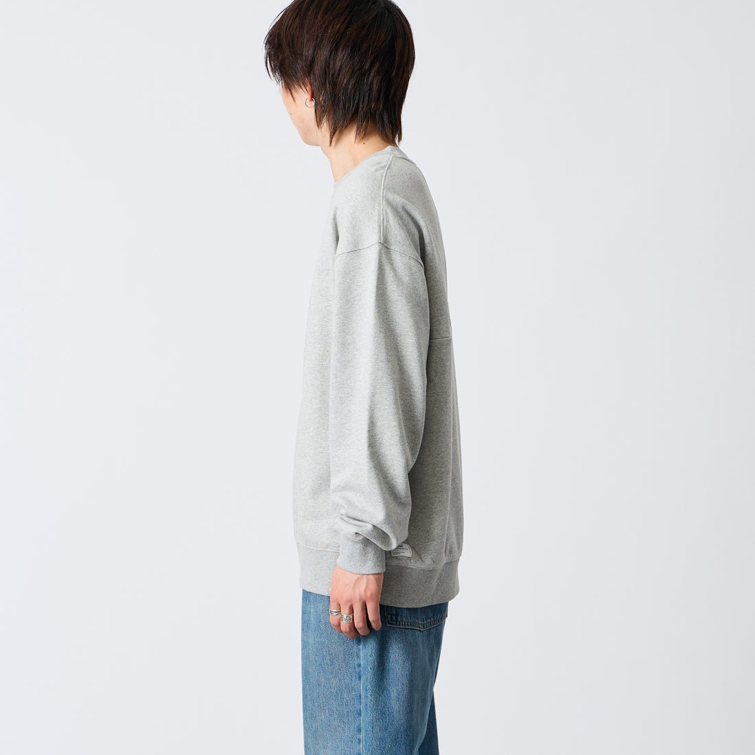 JEANSFACTORY × NANGA [ジーンズファクトリー × ナンガ] 別注 バーティカルロゴスウェット [NW2607-JF] GRAY &&モデル身長：177cm 着用サイズ：L&&