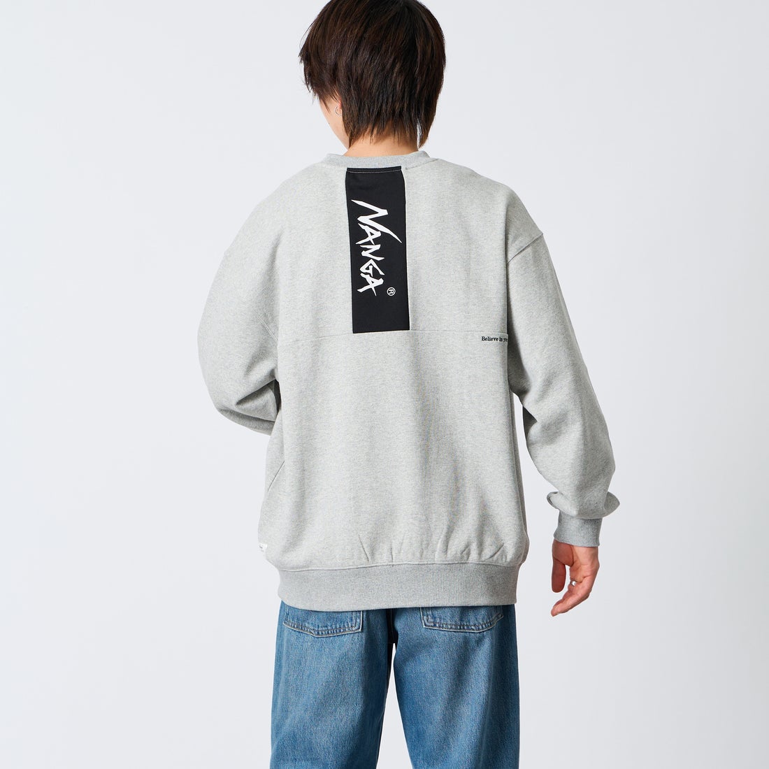 JEANSFACTORY × NANGA [ジーンズファクトリー × ナンガ] 別注 バーティカルロゴスウェット [NW2607-JF] GRAY &&モデル身長：177cm 着用サイズ：L&&