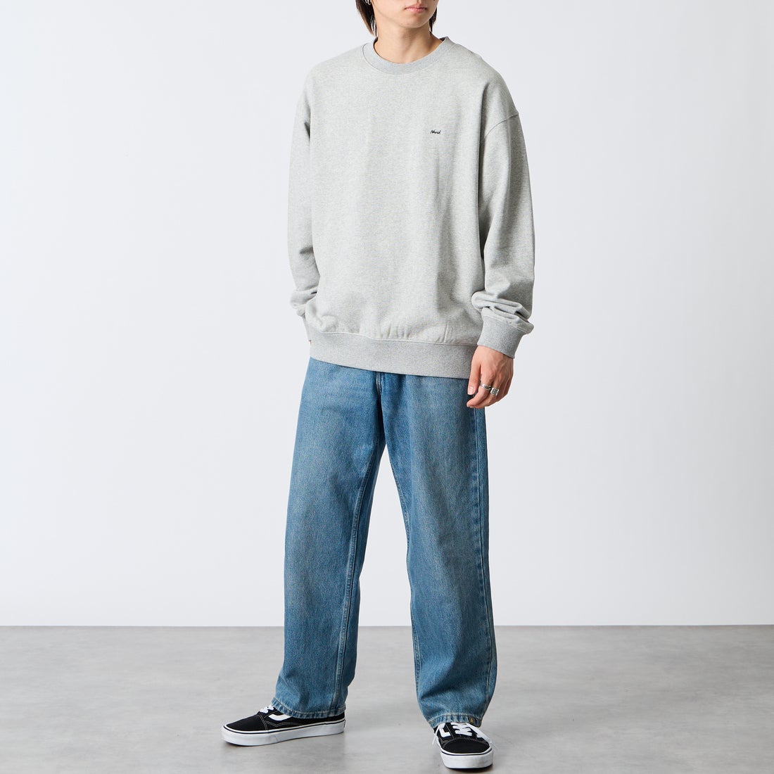 JEANSFACTORY × NANGA [ジーンズファクトリー × ナンガ] 別注 バーティカルロゴスウェット [NW2607-JF] GRAY &&モデル身長：177cm 着用サイズ：L&&