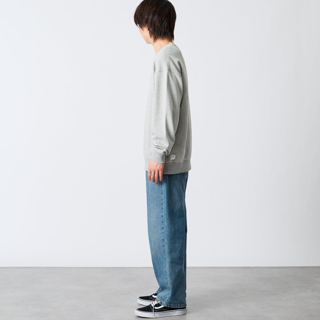 JEANSFACTORY × NANGA [ジーンズファクトリー × ナンガ] 別注 バーティカルロゴスウェット [NW2607-JF] GRAY &&モデル身長：177cm 着用サイズ：L&&