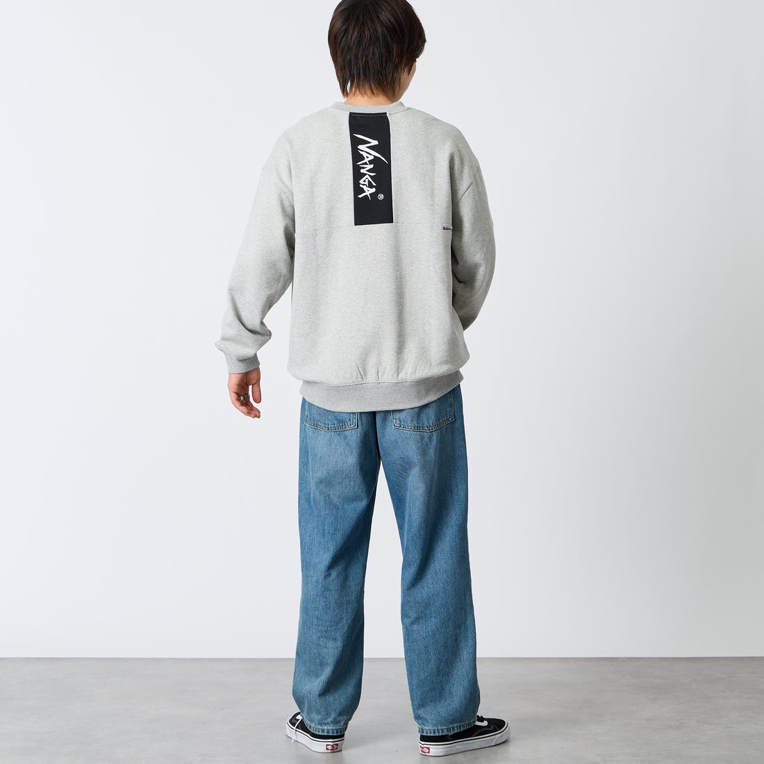 JEANSFACTORY × NANGA [ジーンズファクトリー × ナンガ] 別注 バーティカルロゴスウェット [NW2607-JF] GRAY &&モデル身長：177cm 着用サイズ：L&&