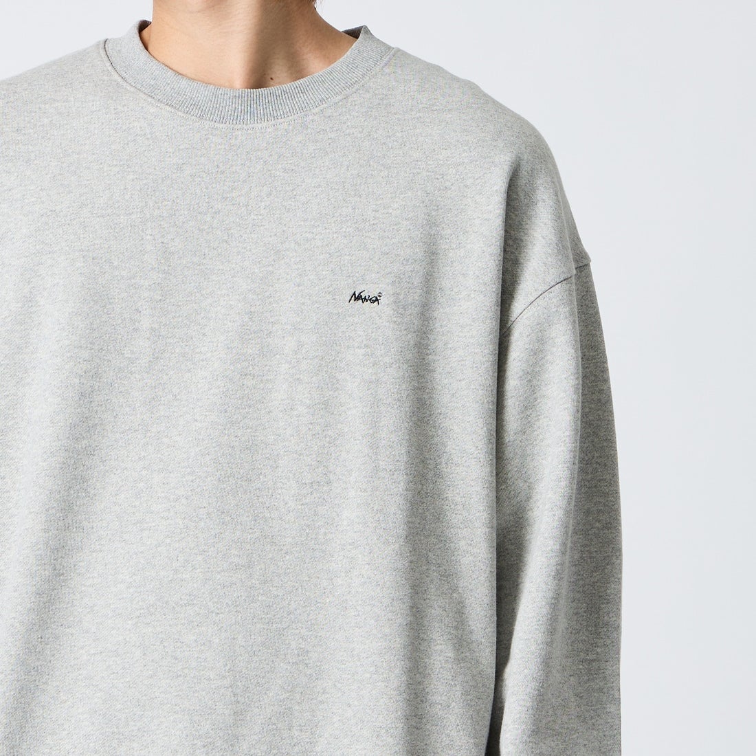 JEANSFACTORY × NANGA [ジーンズファクトリー × ナンガ] 別注 バーティカルロゴスウェット [NW2607-JF] GRAY &&モデル身長：177cm 着用サイズ：L&&
