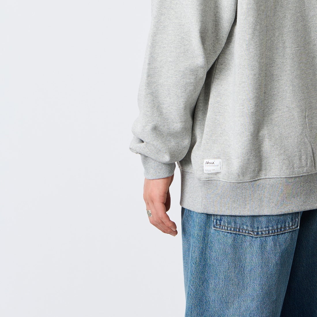 JEANSFACTORY × NANGA [ジーンズファクトリー × ナンガ] 別注 バーティカルロゴスウェット [NW2607-JF] GRAY &&モデル身長：177cm 着用サイズ：L&&
