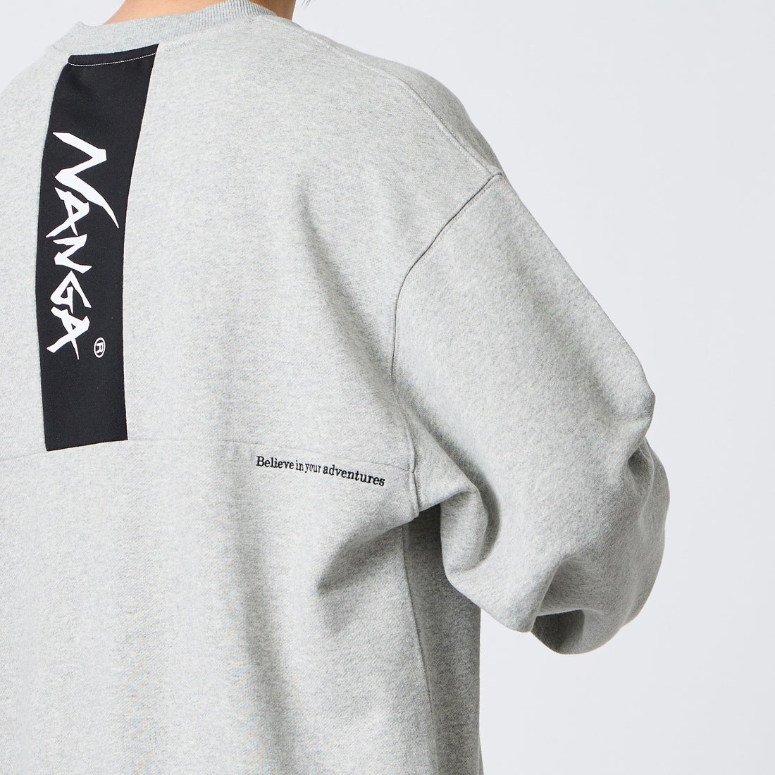 JEANSFACTORY × NANGA [ジーンズファクトリー × ナンガ] 別注 バーティカルロゴスウェット [NW2607-JF] GRAY &&モデル身長：177cm 着用サイズ：L&&