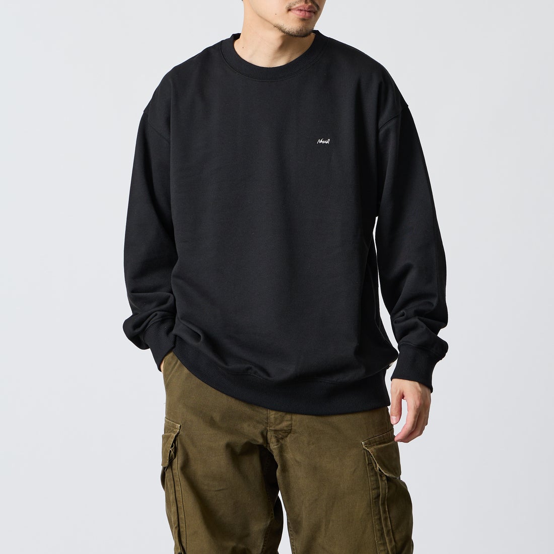 JEANSFACTORY × NANGA [ジーンズファクトリー × ナンガ] 別注 バーティカルロゴスウェット [NW2607-JF] BLACK &&モデル身長：168cm 着用サイズ：L&&