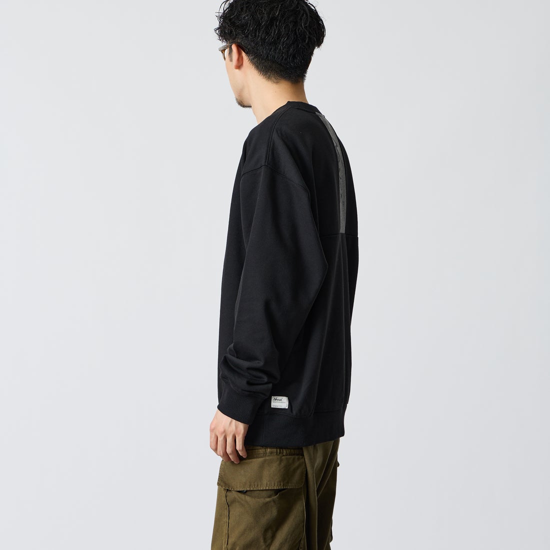 JEANSFACTORY × NANGA [ジーンズファクトリー × ナンガ] 別注 バーティカルロゴスウェット [NW2607-JF] BLACK &&モデル身長：168cm 着用サイズ：L&&