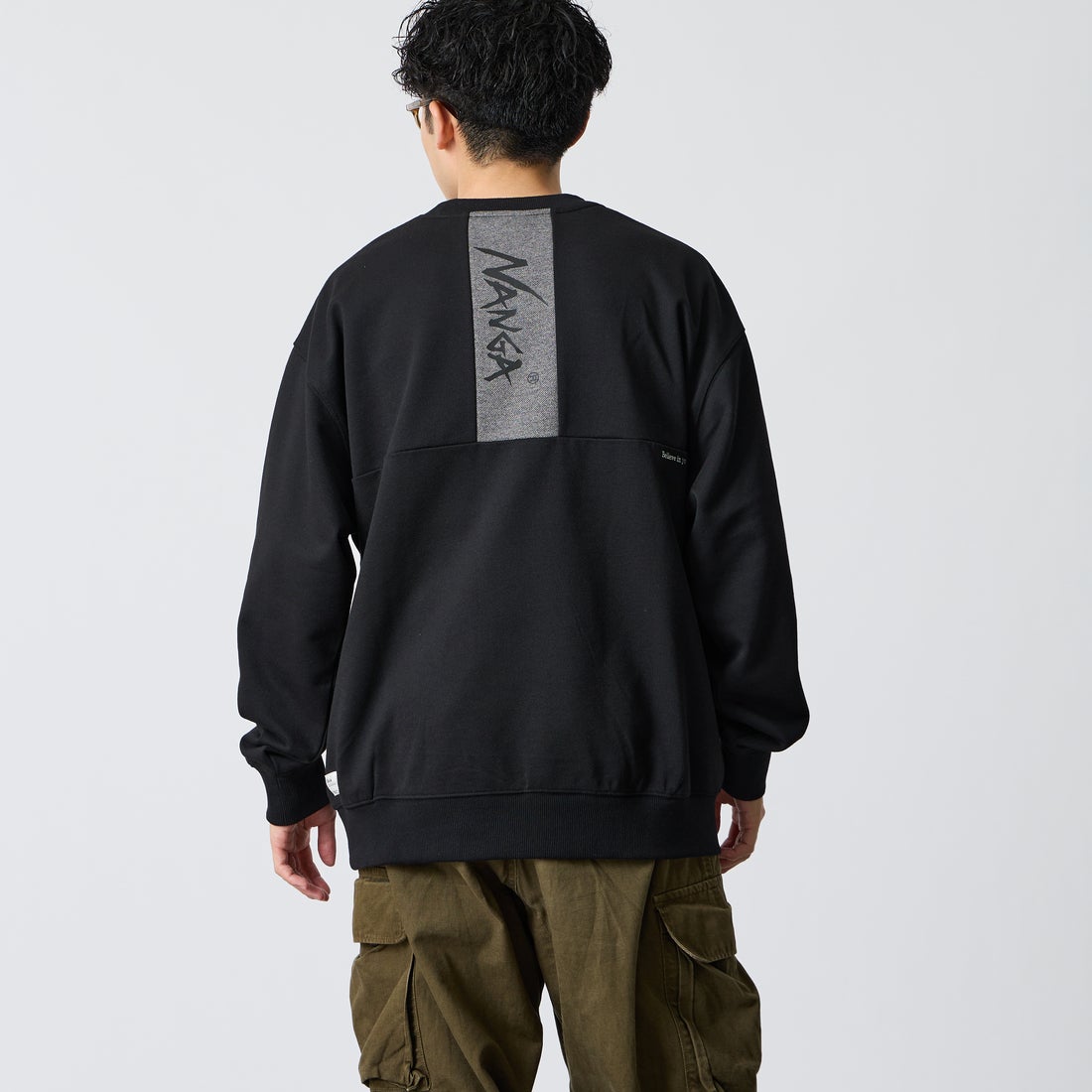JEANSFACTORY × NANGA [ジーンズファクトリー × ナンガ] 別注 バーティカルロゴスウェット [NW2607-JF] BLACK &&モデル身長：168cm 着用サイズ：L&&