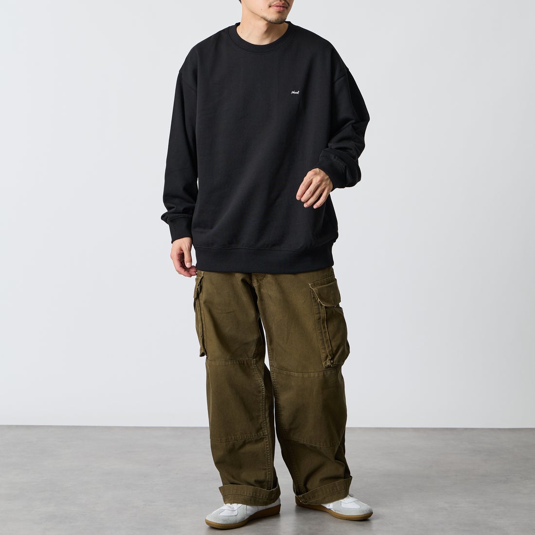 JEANSFACTORY × NANGA [ジーンズファクトリー × ナンガ] 別注 バーティカルロゴスウェット [NW2607-JF] BLACK &&モデル身長：168cm 着用サイズ：L&&