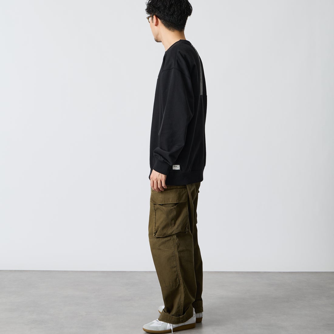 JEANSFACTORY × NANGA [ジーンズファクトリー × ナンガ] 別注 バーティカルロゴスウェット [NW2607-JF] BLACK &&モデル身長：168cm 着用サイズ：L&&