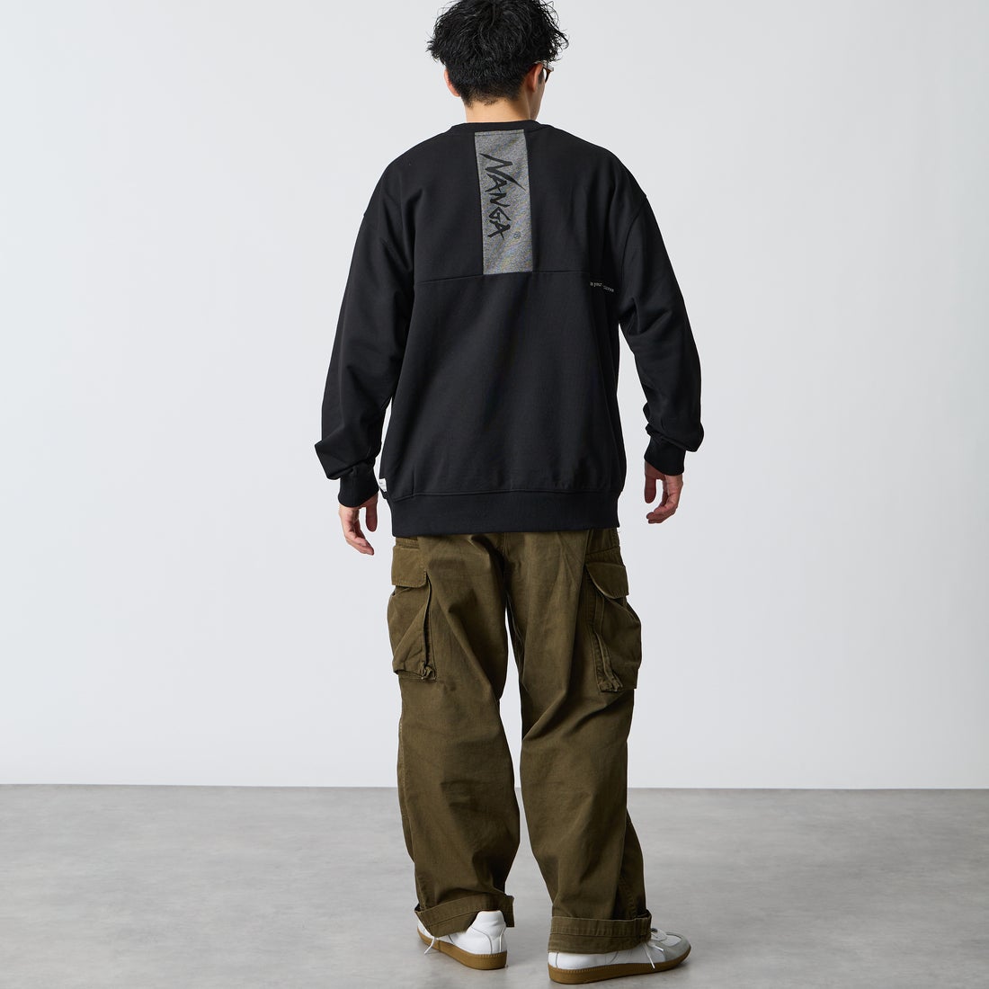 JEANSFACTORY × NANGA [ジーンズファクトリー × ナンガ] 別注 バーティカルロゴスウェット [NW2607-JF] BLACK &&モデル身長：168cm 着用サイズ：L&&