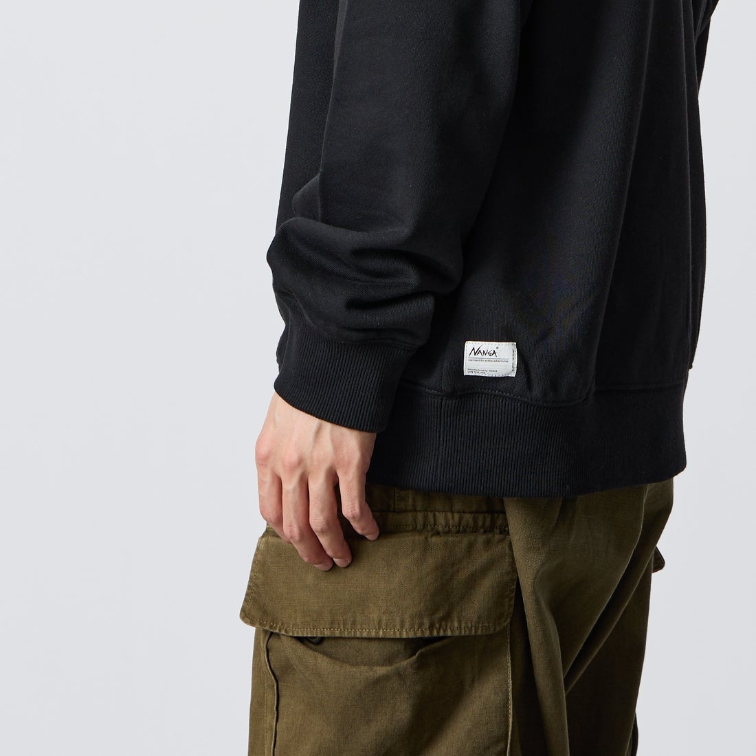 JEANSFACTORY × NANGA [ジーンズファクトリー × ナンガ] 別注 バーティカルロゴスウェット [NW2607-JF] BLACK &&モデル身長：168cm 着用サイズ：L&&