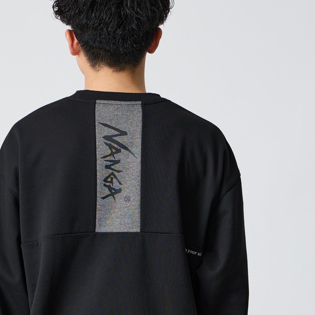 JEANSFACTORY × NANGA [ジーンズファクトリー × ナンガ] 別注 バーティカルロゴスウェット [NW2607-JF] BLACK &&モデル身長：168cm 着用サイズ：L&&