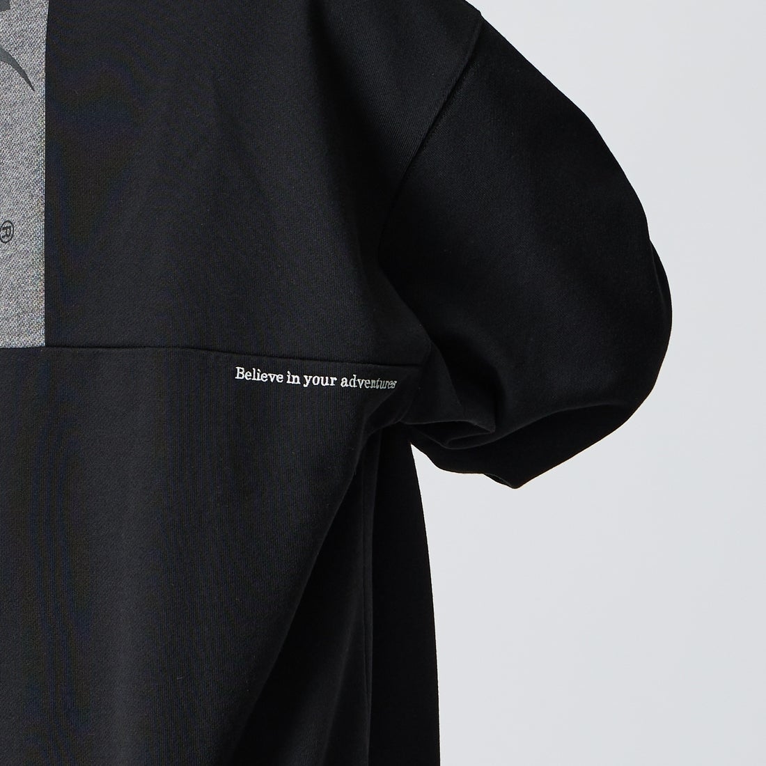 JEANSFACTORY × NANGA [ジーンズファクトリー × ナンガ] 別注 バーティカルロゴスウェット [NW2607-JF] BLACK &&モデル身長：168cm 着用サイズ：L&&