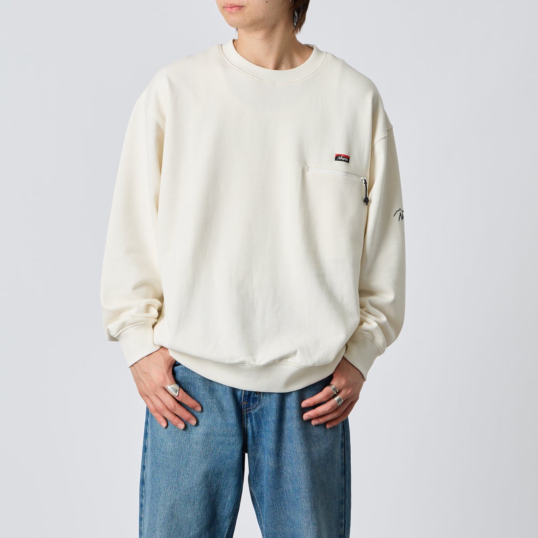 JEANSFACTORY × NANGA [ジーンズファクトリー × ナンガ] 別注 ジップポケット ロゴ刺繍スウェット [NW2603-JF] WHITE &&モデル身長：177cm 着用サイズ：L&&