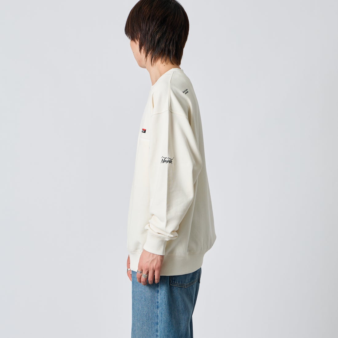 JEANSFACTORY × NANGA [ジーンズファクトリー × ナンガ] 別注 ジップポケット ロゴ刺繍スウェット [NW2603-JF] WHITE &&モデル身長：177cm 着用サイズ：L&&