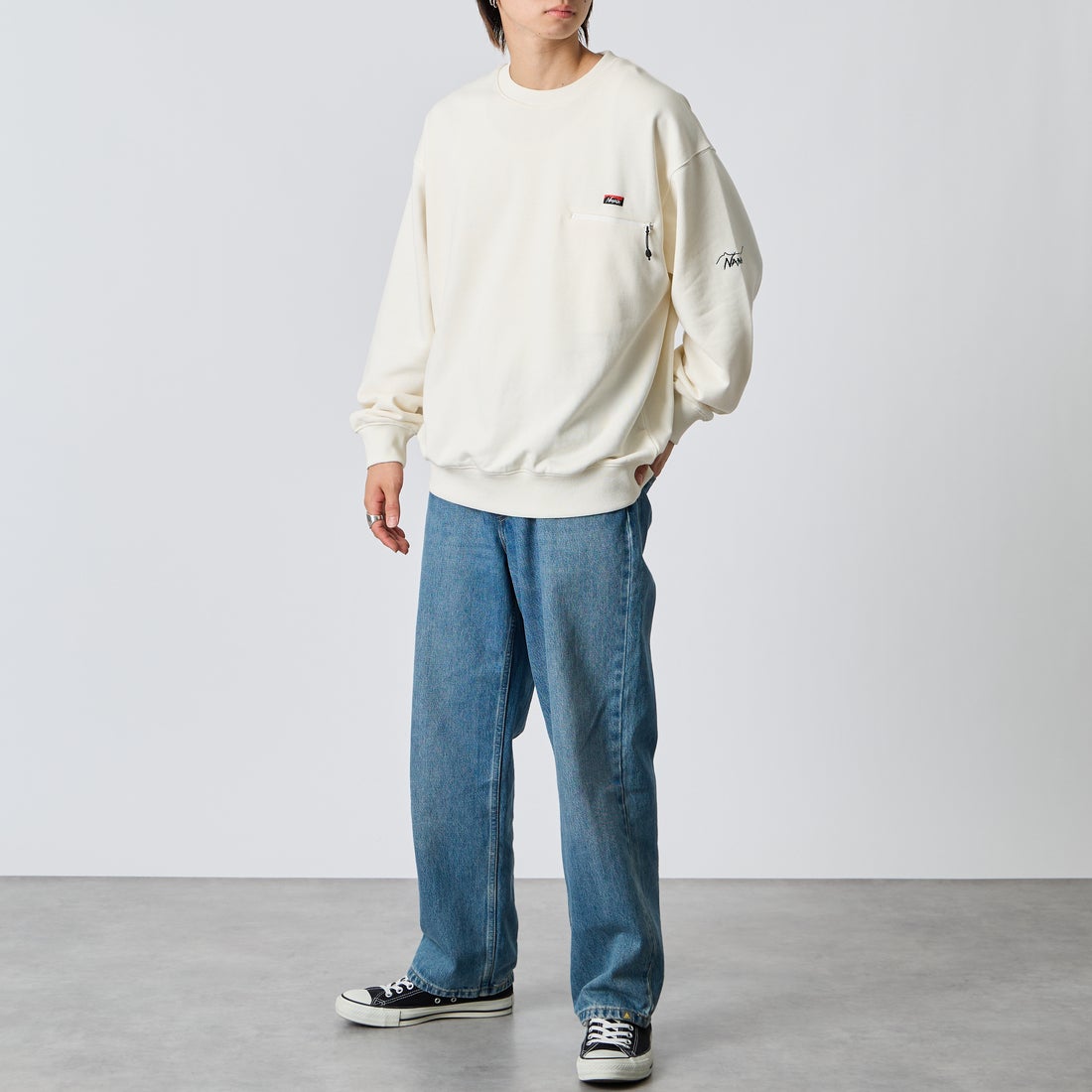 JEANSFACTORY × NANGA [ジーンズファクトリー × ナンガ] 別注 ジップポケット ロゴ刺繍スウェット [NW2603-JF] WHITE &&モデル身長：177cm 着用サイズ：L&&