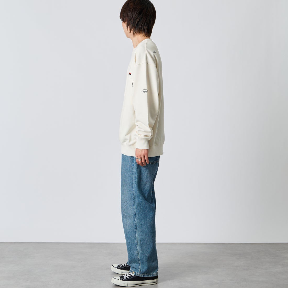 JEANSFACTORY × NANGA [ジーンズファクトリー × ナンガ] 別注 ジップポケット ロゴ刺繍スウェット [NW2603-JF] WHITE &&モデル身長：177cm 着用サイズ：L&&