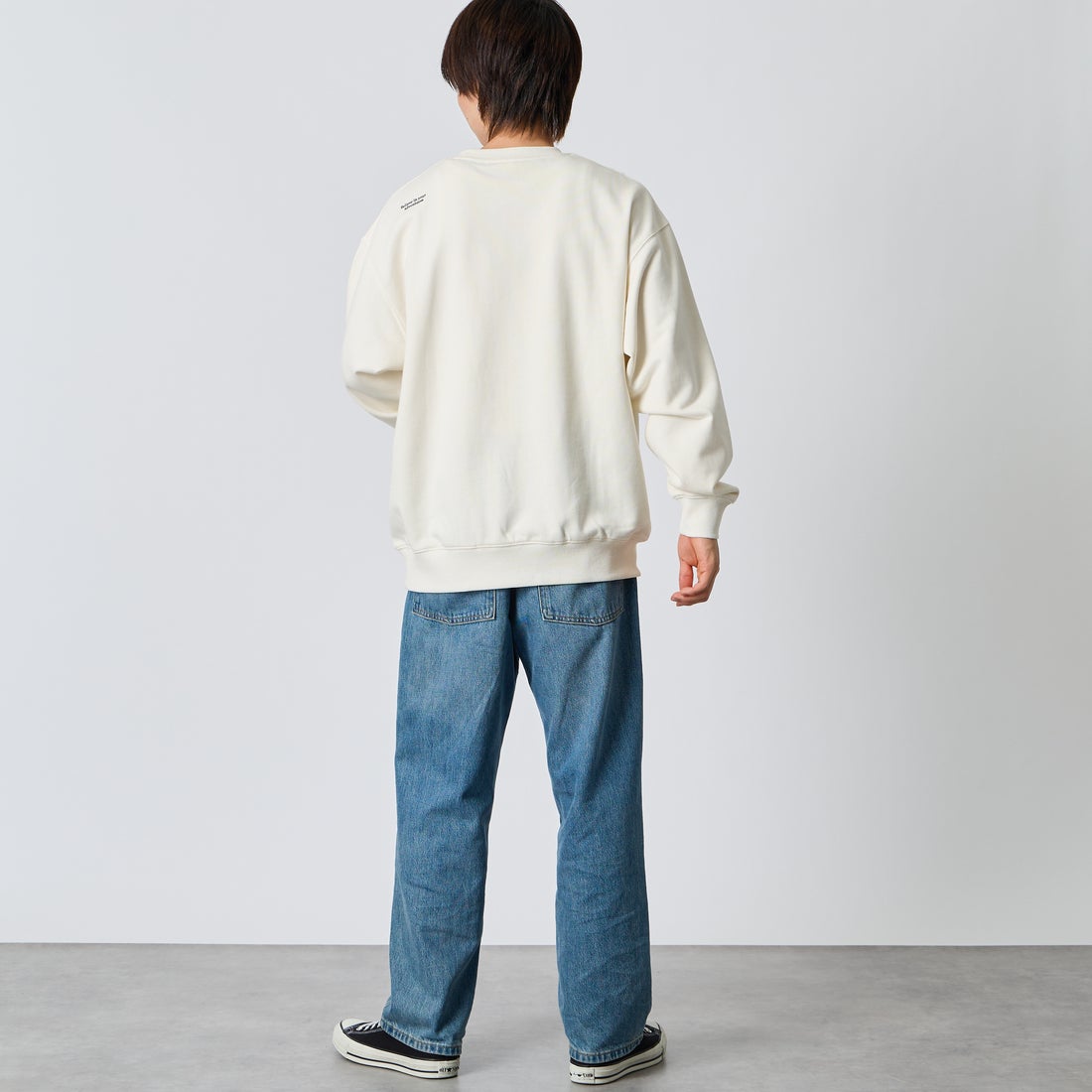 JEANSFACTORY × NANGA [ジーンズファクトリー × ナンガ] 別注 ジップポケット ロゴ刺繍スウェット [NW2603-JF] WHITE &&モデル身長：177cm 着用サイズ：L&&