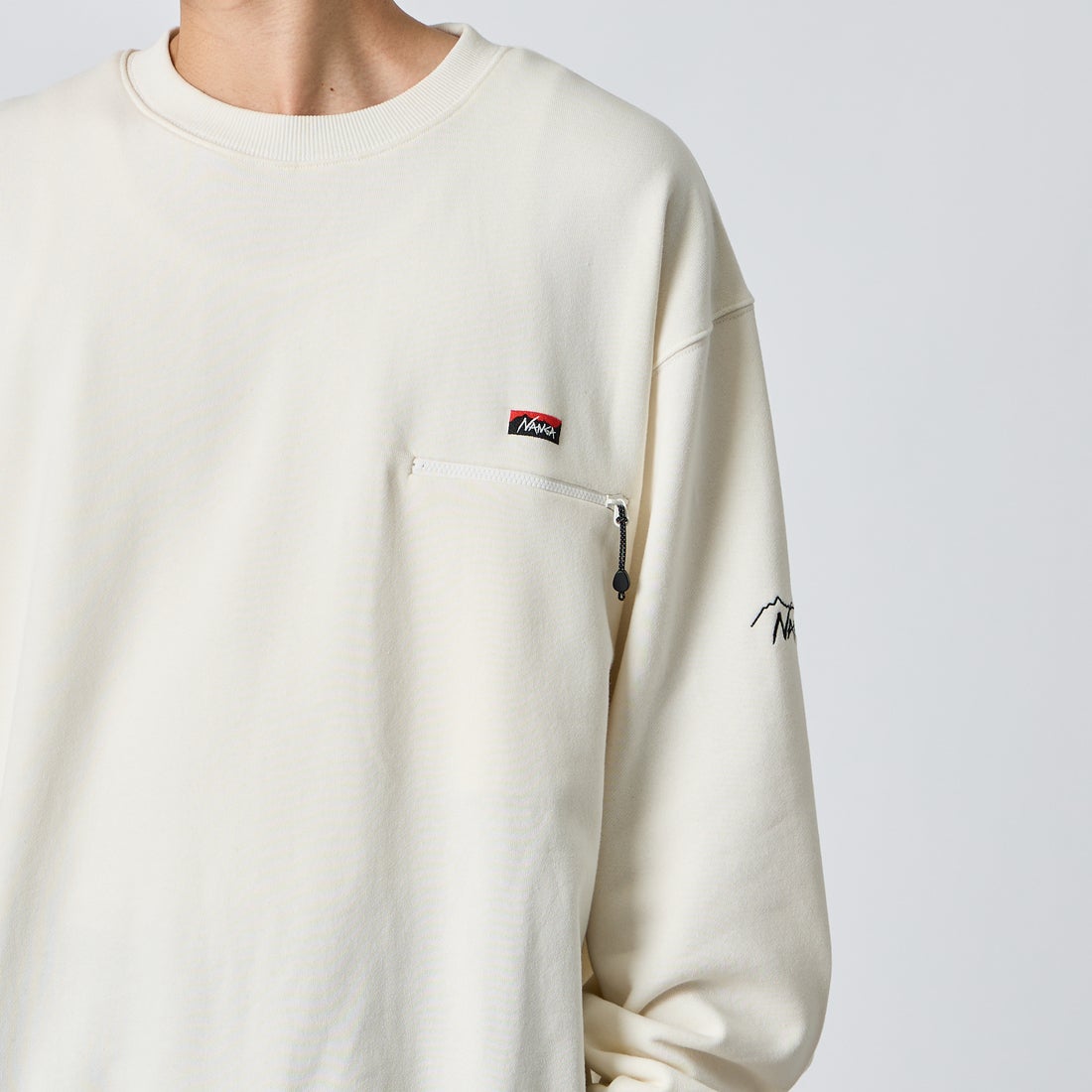 JEANSFACTORY × NANGA [ジーンズファクトリー × ナンガ] 別注 ジップポケット ロゴ刺繍スウェット [NW2603-JF] WHITE &&モデル身長：177cm 着用サイズ：L&&