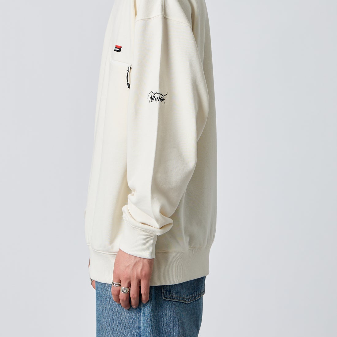 JEANSFACTORY × NANGA [ジーンズファクトリー × ナンガ] 別注 ジップポケット ロゴ刺繍スウェット [NW2603-JF] WHITE &&モデル身長：177cm 着用サイズ：L&&