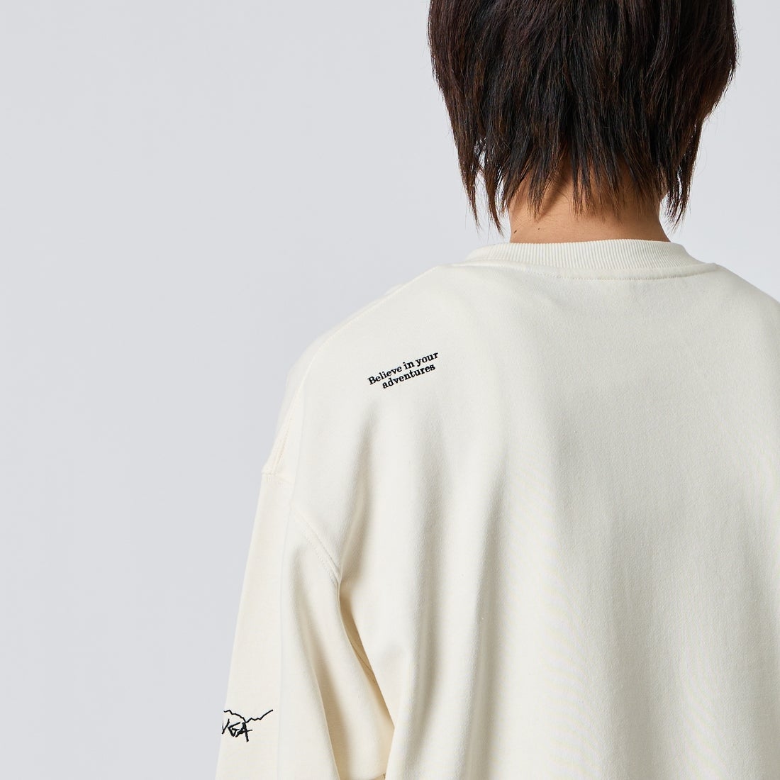 JEANSFACTORY × NANGA [ジーンズファクトリー × ナンガ] 別注 ジップポケット ロゴ刺繍スウェット [NW2603-JF] WHITE &&モデル身長：177cm 着用サイズ：L&&