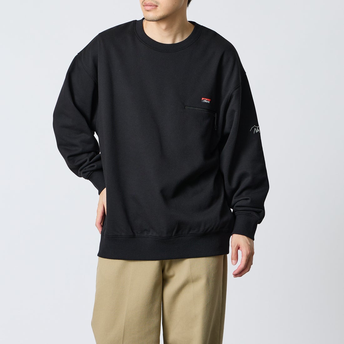 JEANSFACTORY × NANGA [ジーンズファクトリー × ナンガ] 別注 ジップポケット ロゴ刺繍スウェット [NW2603-JF] BLACK &&モデル身長：168cm 着用サイズ：L&&