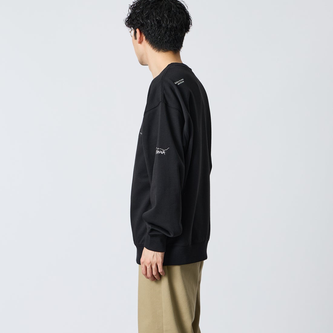 JEANSFACTORY × NANGA [ジーンズファクトリー × ナンガ] 別注 ジップポケット ロゴ刺繍スウェット [NW2603-JF] BLACK &&モデル身長：168cm 着用サイズ：L&&