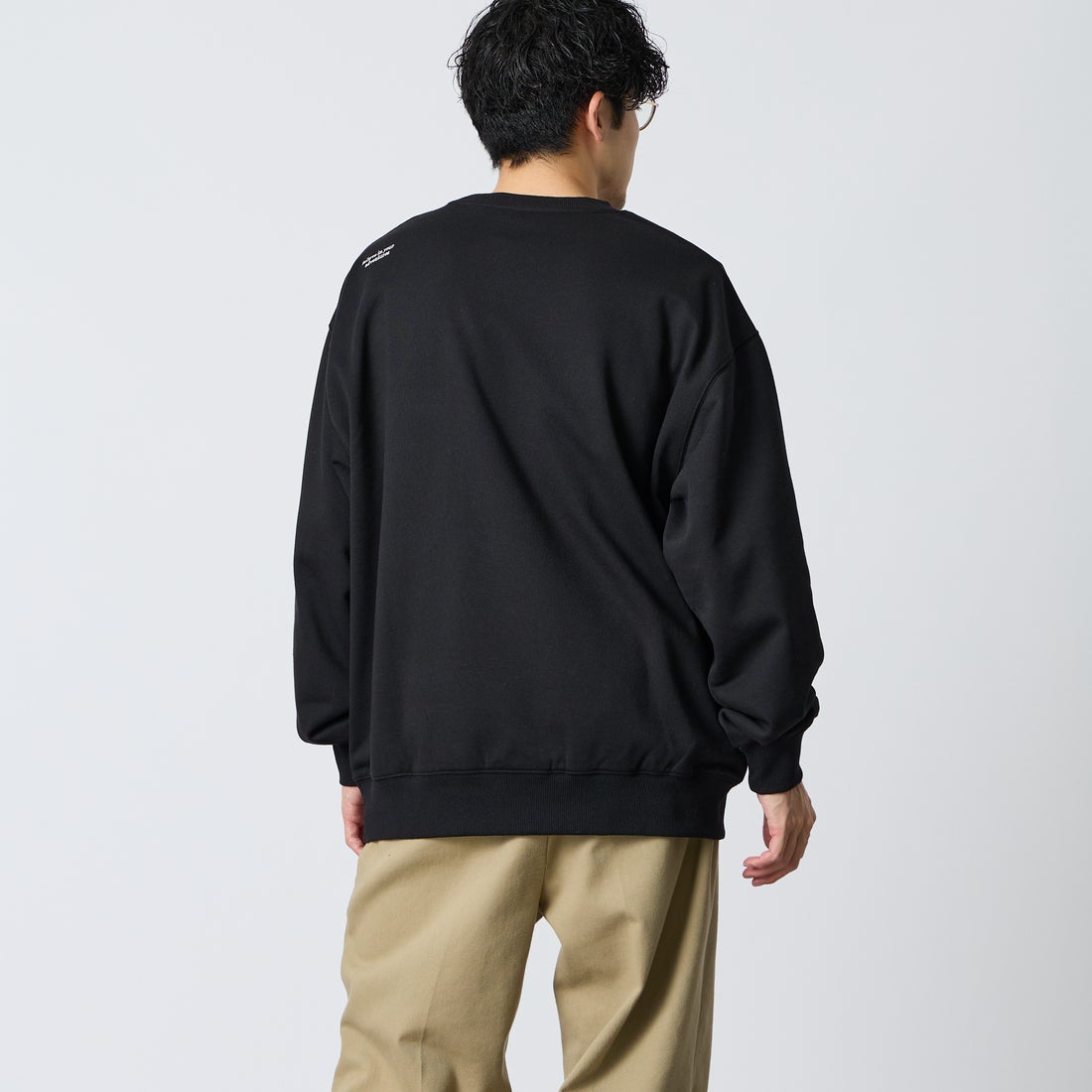 JEANSFACTORY × NANGA [ジーンズファクトリー × ナンガ] 別注 ジップポケット ロゴ刺繍スウェット [NW2603-JF] BLACK &&モデル身長：168cm 着用サイズ：L&&