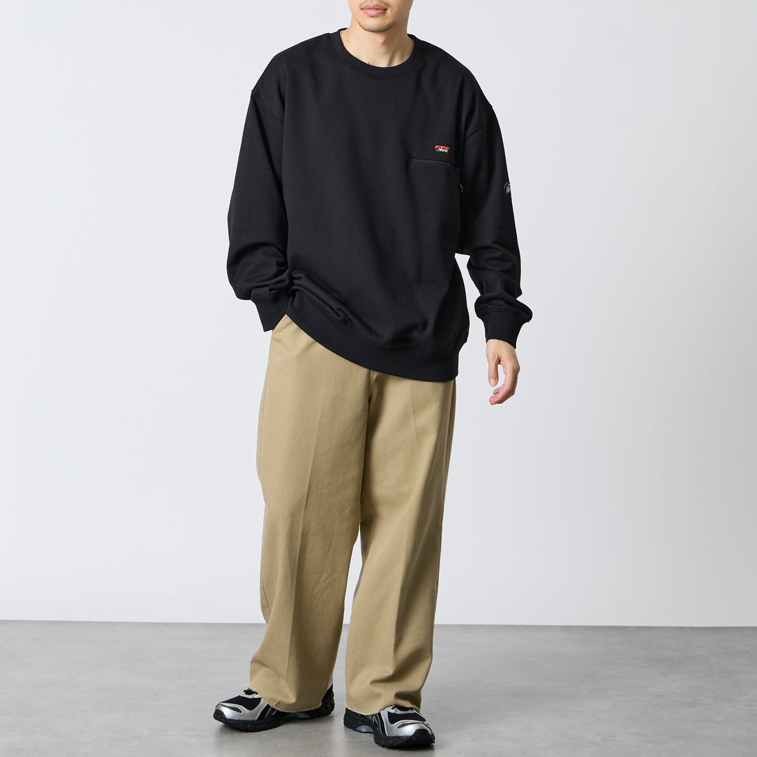 JEANSFACTORY × NANGA [ジーンズファクトリー × ナンガ] 別注 ジップポケット ロゴ刺繍スウェット [NW2603-JF] BLACK &&モデル身長：168cm 着用サイズ：L&&