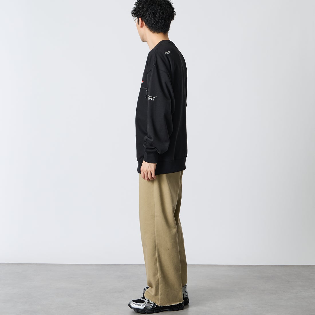 JEANSFACTORY × NANGA [ジーンズファクトリー × ナンガ] 別注 ジップポケット ロゴ刺繍スウェット [NW2603-JF] BLACK &&モデル身長：168cm 着用サイズ：L&&