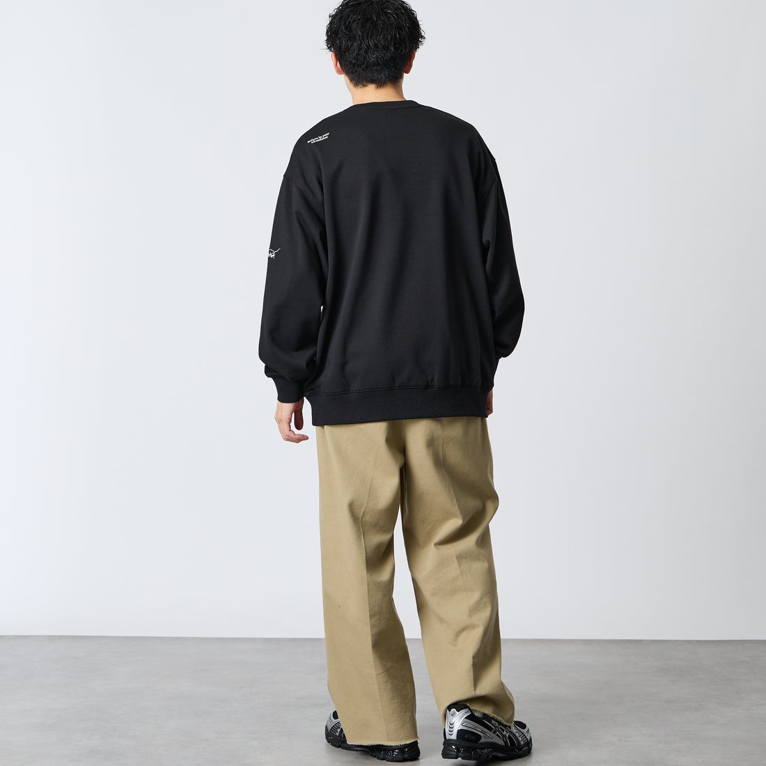 JEANSFACTORY × NANGA [ジーンズファクトリー × ナンガ] 別注 ジップポケット ロゴ刺繍スウェット [NW2603-JF] BLACK &&モデル身長：168cm 着用サイズ：L&&