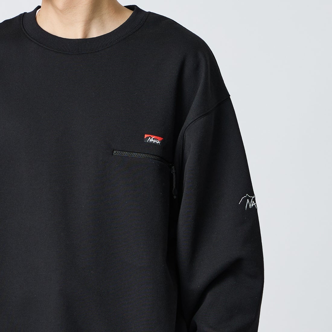 JEANSFACTORY × NANGA [ジーンズファクトリー × ナンガ] 別注 ジップポケット ロゴ刺繍スウェット [NW2603-JF] BLACK &&モデル身長：168cm 着用サイズ：L&&