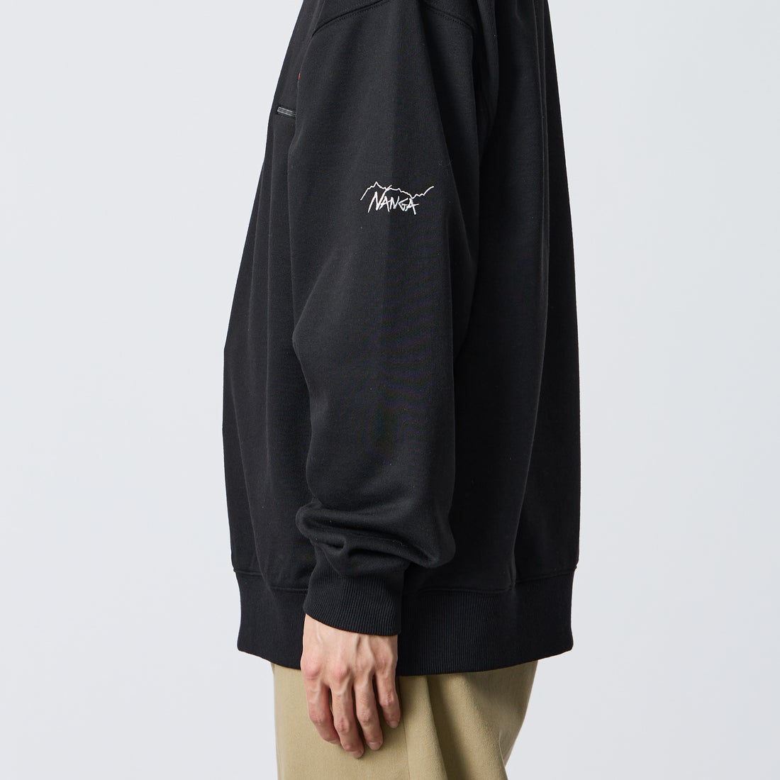 JEANSFACTORY × NANGA [ジーンズファクトリー × ナンガ] 別注 ジップポケット ロゴ刺繍スウェット [NW2603-JF] BLACK &&モデル身長：168cm 着用サイズ：L&&