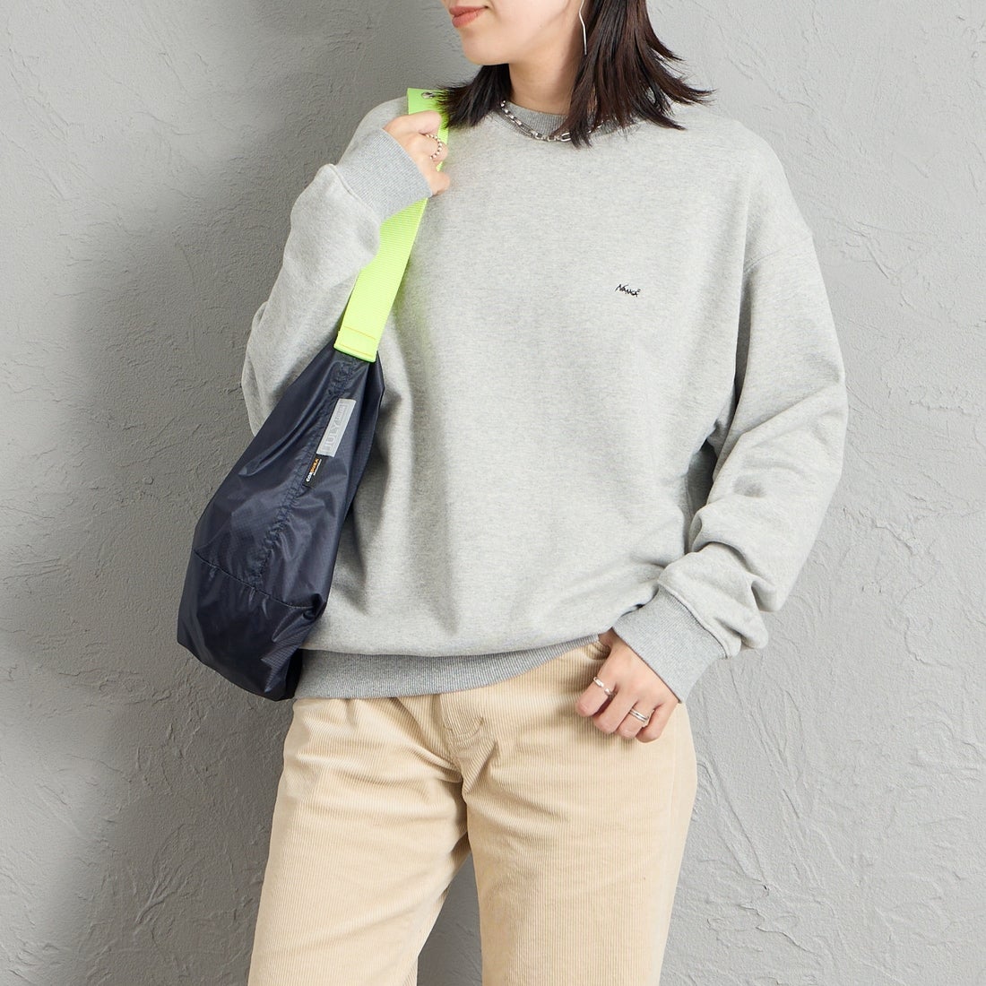 JEANSFACTORY × NANGA [ジーンズファクトリー × ナンガ] 別注 バーティカルロゴスウェット [NW2607-JF] GRAY &&モデル身長：160cm 着用サイズ：S&&