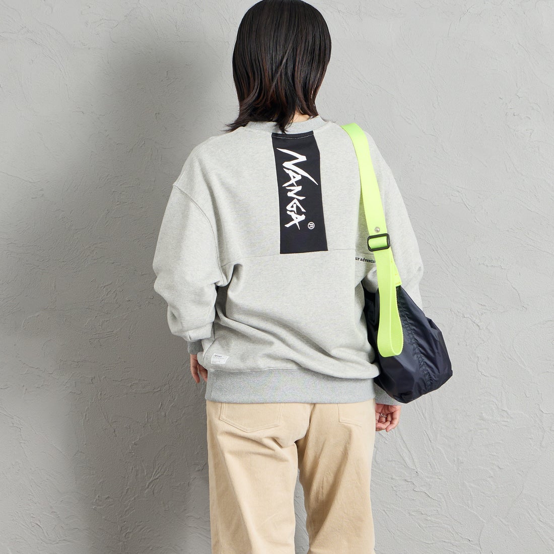 JEANSFACTORY × NANGA [ジーンズファクトリー × ナンガ] 別注 バーティカルロゴスウェット [NW2607-JF] GRAY &&モデル身長：160cm 着用サイズ：S&&