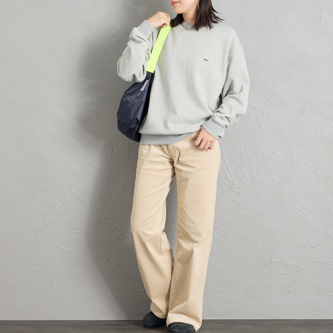 JEANSFACTORY × NANGA [ジーンズファクトリー × ナンガ] 別注 バーティカルロゴスウェット [NW2607-JF] GRAY &&モデル身長：160cm 着用サイズ：S&&
