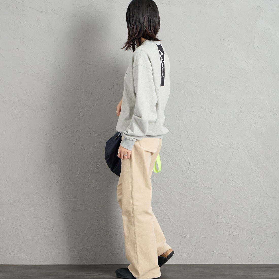 JEANSFACTORY × NANGA [ジーンズファクトリー × ナンガ] 別注 バーティカルロゴスウェット [NW2607-JF] GRAY &&モデル身長：160cm 着用サイズ：S&&