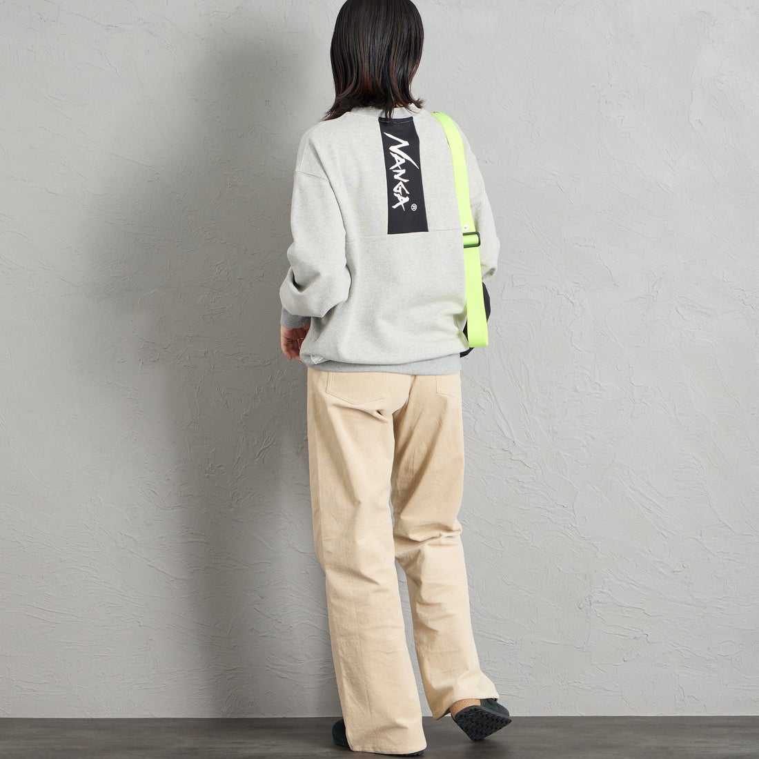 JEANSFACTORY × NANGA [ジーンズファクトリー × ナンガ] 別注 バーティカルロゴスウェット [NW2607-JF] GRAY &&モデル身長：160cm 着用サイズ：S&&