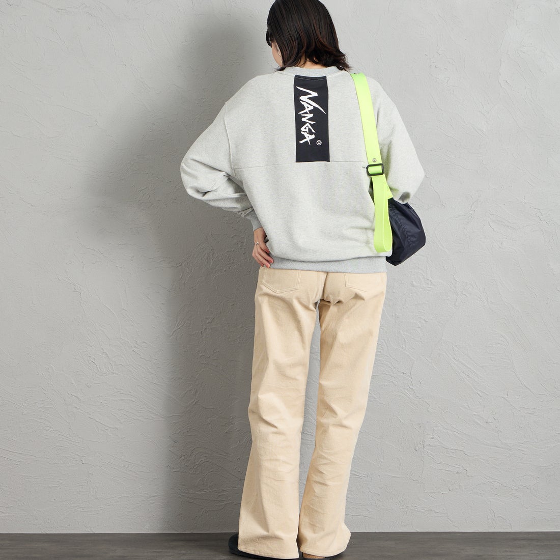 JEANSFACTORY × NANGA [ジーンズファクトリー × ナンガ] 別注 バーティカルロゴスウェット [NW2607-JF] GRAY &&モデル身長：160cm 着用サイズ：S&&