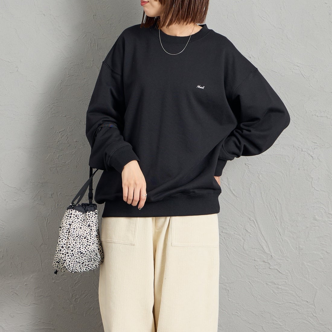 JEANSFACTORY × NANGA [ジーンズファクトリー × ナンガ] 別注 バーティカルロゴスウェット [NW2607-JF] BLACK &&モデル身長：159cm 着用サイズ：S&&