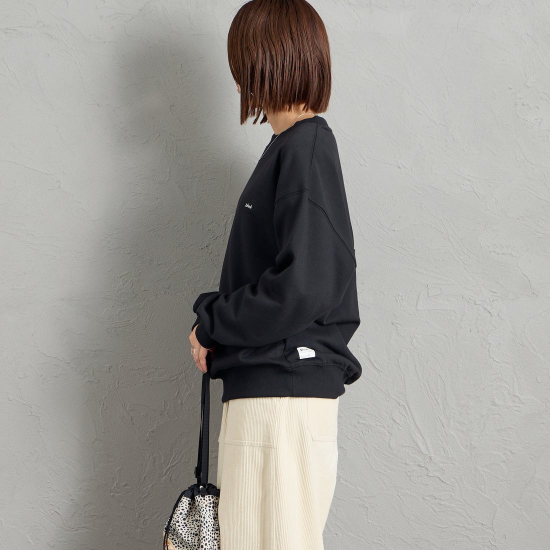 JEANSFACTORY × NANGA [ジーンズファクトリー × ナンガ] 別注 バーティカルロゴスウェット [NW2607-JF] BLACK &&モデル身長：159cm 着用サイズ：S&&