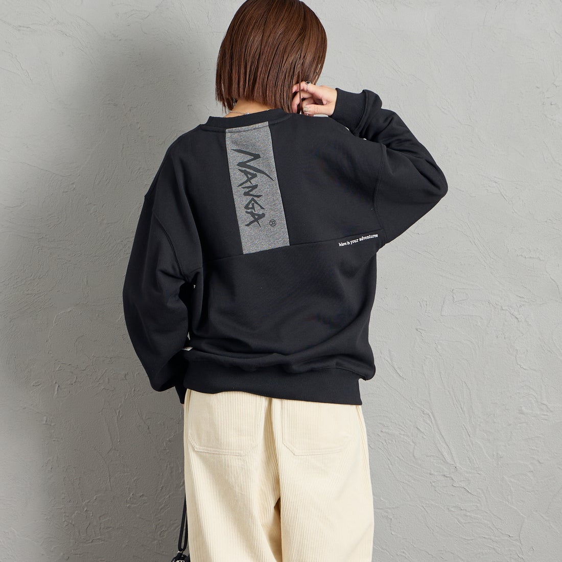 JEANSFACTORY × NANGA [ジーンズファクトリー × ナンガ] 別注 バーティカルロゴスウェット [NW2607-JF] BLACK &&モデル身長：159cm 着用サイズ：S&&