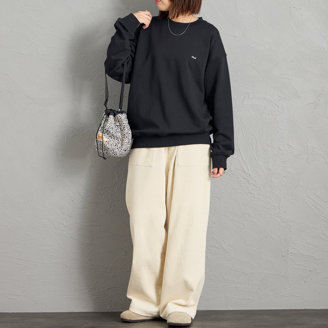 JEANSFACTORY × NANGA [ジーンズファクトリー × ナンガ] 別注 バーティカルロゴスウェット [NW2607-JF] BLACK &&モデル身長：159cm 着用サイズ：S&&