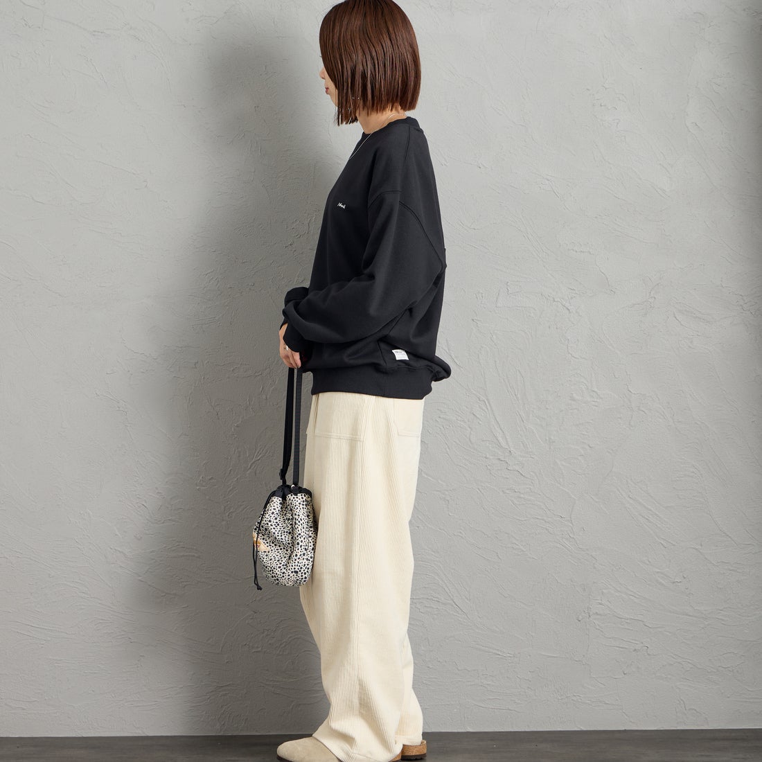 JEANSFACTORY × NANGA [ジーンズファクトリー × ナンガ] 別注 バーティカルロゴスウェット [NW2607-JF] BLACK &&モデル身長：159cm 着用サイズ：S&&