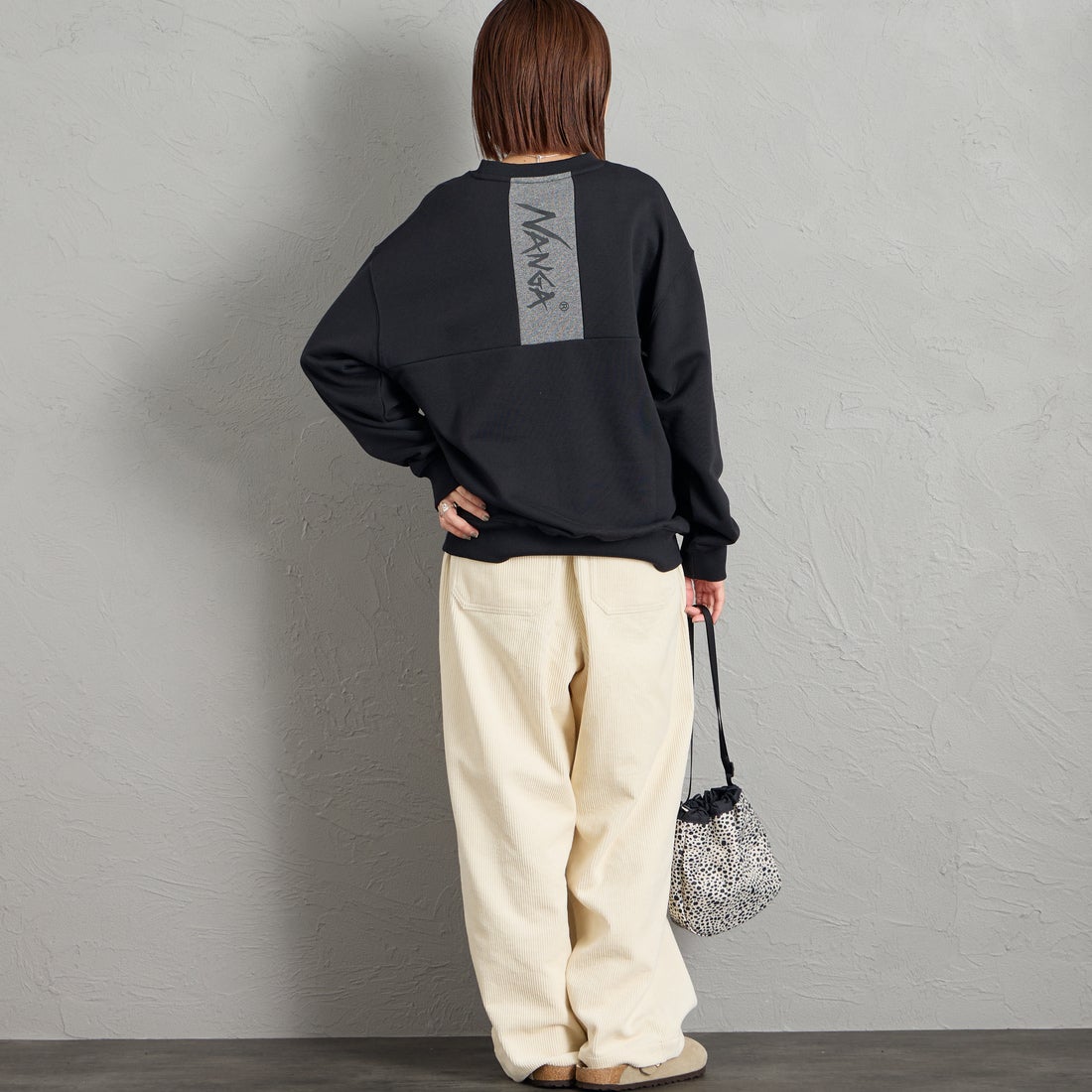 JEANSFACTORY × NANGA [ジーンズファクトリー × ナンガ] 別注 バーティカルロゴスウェット [NW2607-JF] BLACK &&モデル身長：159cm 着用サイズ：S&&
