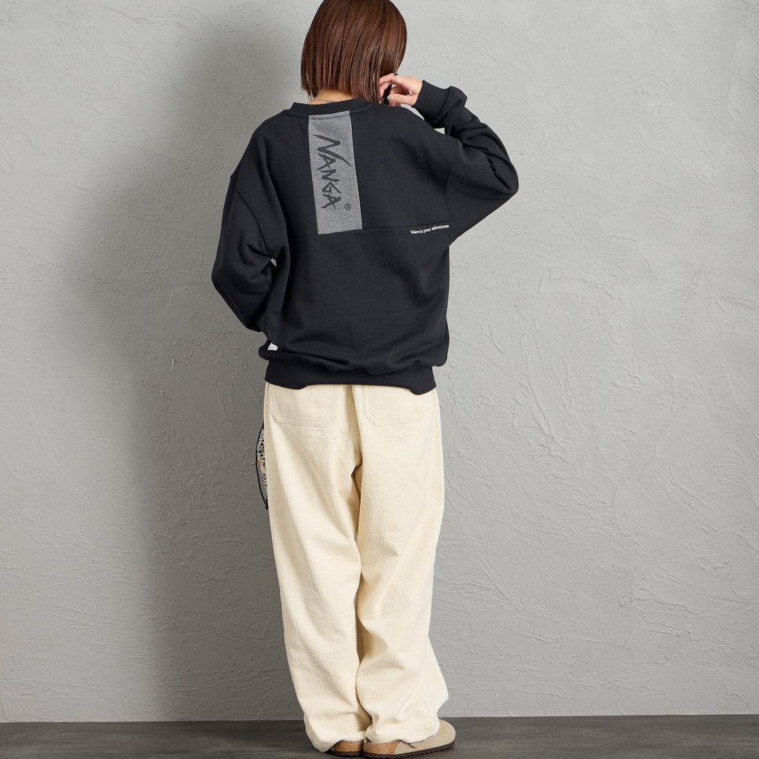 JEANSFACTORY × NANGA [ジーンズファクトリー × ナンガ] 別注 バーティカルロゴスウェット [NW2607-JF] BLACK &&モデル身長：159cm 着用サイズ：S&&
