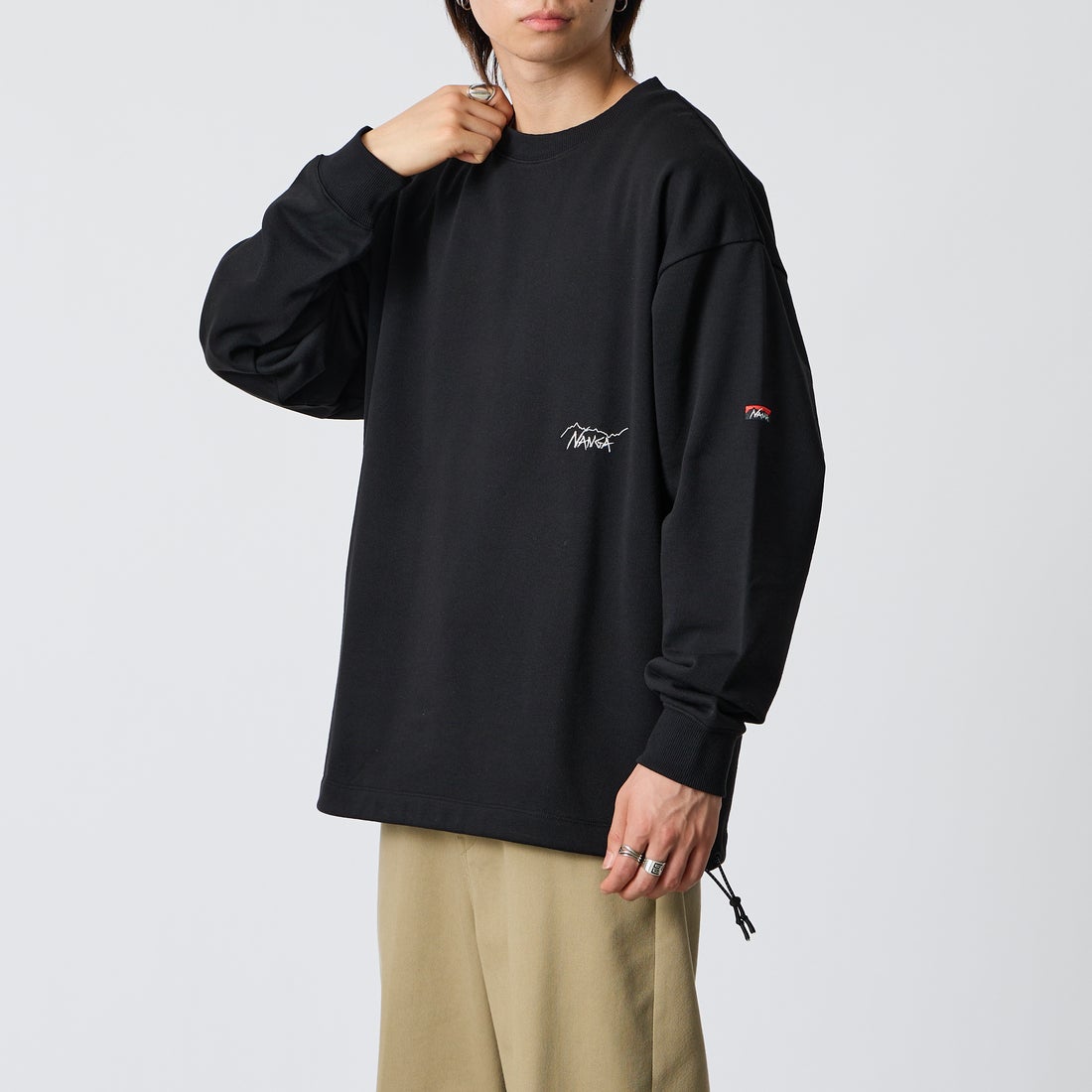 JEANSFACTORY × NANGA [ジーンズファクトリー × ナンガ] 別注 ワンポイントロゴ刺繍 ドローコードスウェット [NW2605-JF] BLACK &&モデル身長：177cm 着用サイズ：L&&