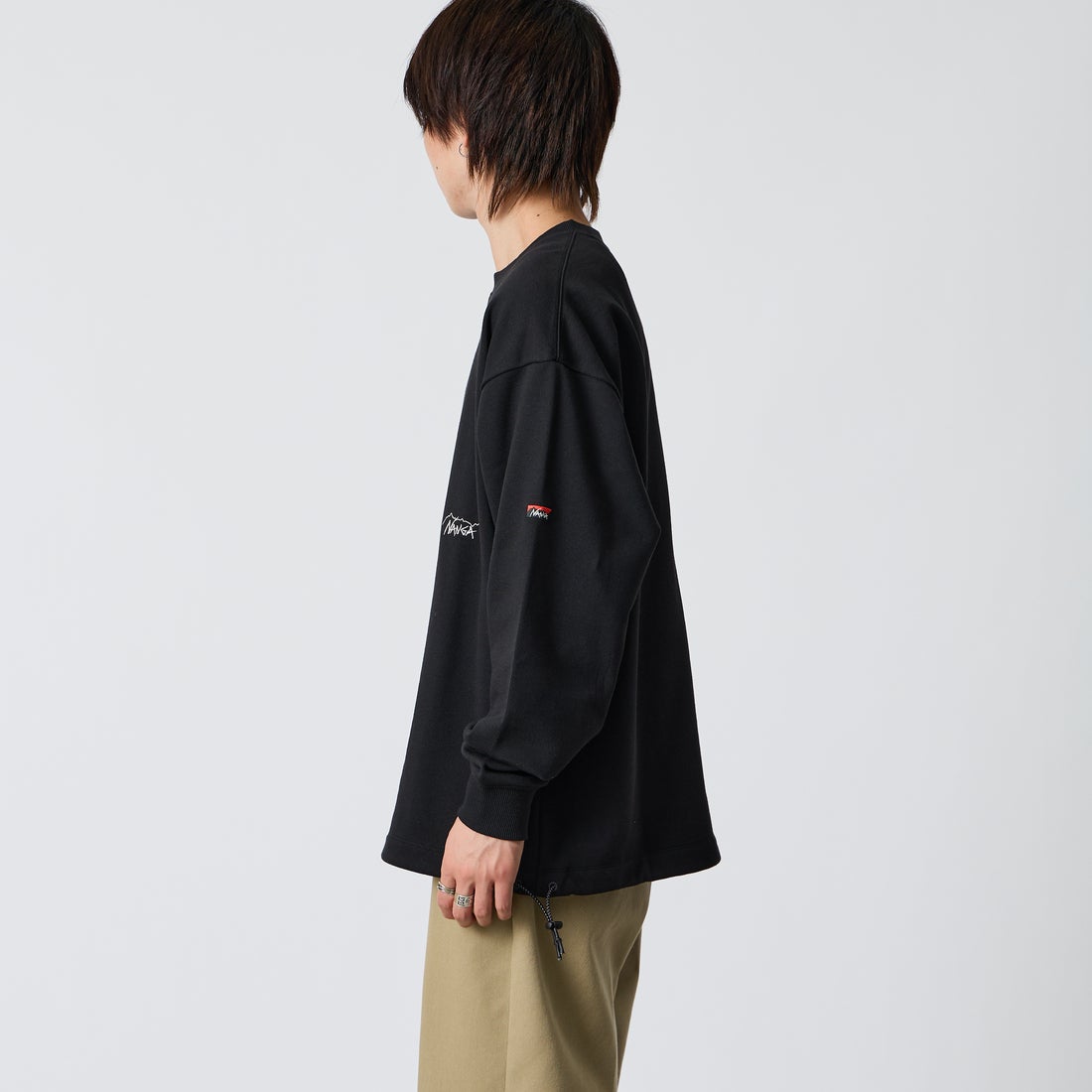 JEANSFACTORY × NANGA [ジーンズファクトリー × ナンガ] 別注 ワンポイントロゴ刺繍 ドローコードスウェット [NW2605-JF] BLACK &&モデル身長：177cm 着用サイズ：L&&