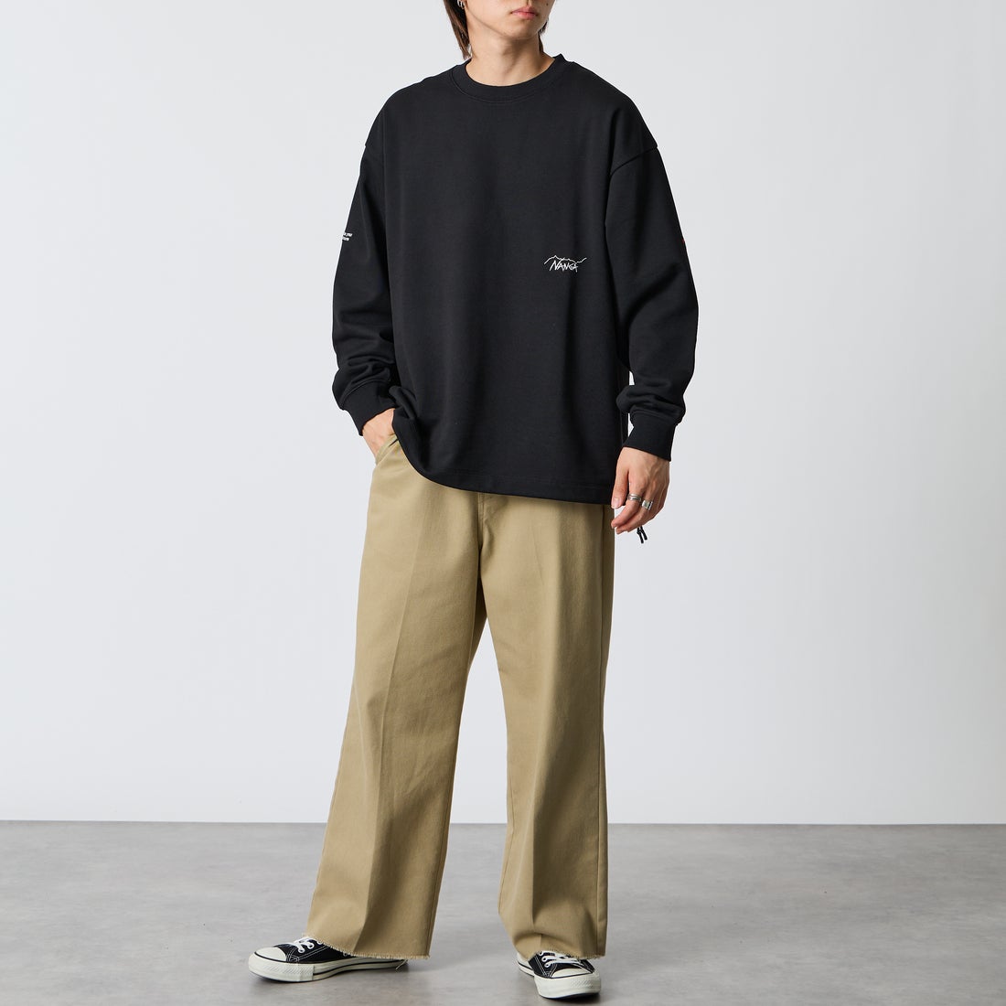 JEANSFACTORY × NANGA [ジーンズファクトリー × ナンガ] 別注 ワンポイントロゴ刺繍 ドローコードスウェット [NW2605-JF] BLACK &&モデル身長：177cm 着用サイズ：L&&